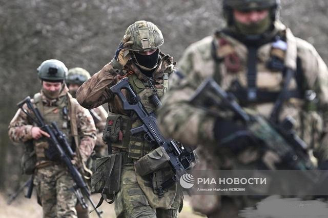 Trong khi đó, bất chấp những tuyên bố của tướng Syrsky, các mũi tiến công của lính đánh thuê Wagner trong thành phố đang diễn ra, mặc dù khó khăn nhưng chắc chắn. Các diễn biến mới nhất ở phía nam và phía bắc của Bakhmut đã buộc bộ chỉ huy Ukraine phải khẩn trương đưa lực lượng dự bị vào chiến đấu.