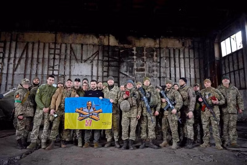 Trong khi đó, Quân đội Ukraine tiếp tục tập trung lực lượng ở khu vực Konstantinovka và Chasov Yar, tích cực chuẩn bị cho một cuộc phản công. Tướng Syrsky, Tư lệnh lục quân Ukraine, kiêm chỉ huy mặt trận phía Đông và Tư lệnh chiến trường Bakhmut, đã nhận được toàn quyền quyết định từ Tổng thống Zelensky. 