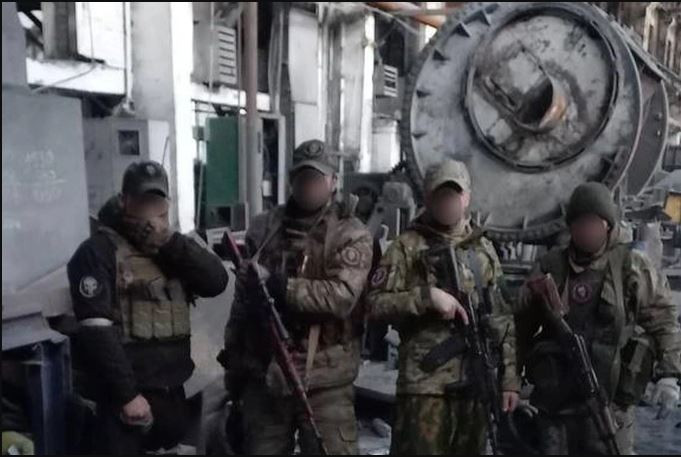 Trong khu vực nội đô Bakhmut, các trận chiến đấu đang diễn ra ác liệt tại Nhà máy luyện kim màu AZOM; hiện quân Wagner đang tiến hành truy quét các mục tiêu dưới các hầm ngầm của Nhà máy và tình hình đang theo hướng có lợi cho lính đánh thuê. 