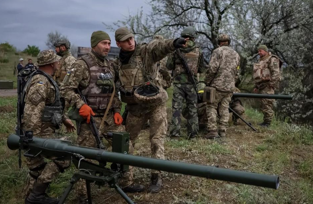 Như Chủ tịch công ty lính đánh thuê Wagner, ông Yevgeny Prigozhin đã nói trước đó, quân Wagner của ông còn khoảng mười ngày nữa, tức là vào khoảng cuối tháng Ba hoặc đầu tháng Tư, quân Ukraine sẽ tổng phản công vào Bakhmut. 