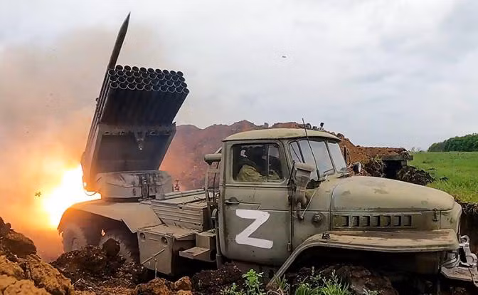 Với việc Cụm quân Trung tâm Nga chiếm Voskhod, tiếp cận Yevhenivka và Progress, lần đầu tiên sau một thời gian dài, quân Nga có thể kiểm soát hỏa lực của đường cao tốc Pokrovsk-Konstantinovka, khu vực cực kỳ quan trọng đối với Ukraine ở Konstantinovka và Chasov Yar.