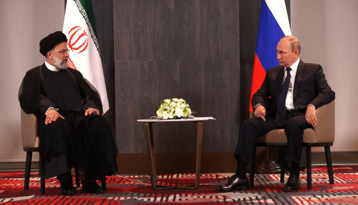 Bên cạnh đó, trước sức ép bao vây cấm vận ngặt nghèo của phương Tây, đã đẩy Iran và Nga đến với nhau, thành “đồng minh tự nhiên”. Nga cũng nhân cơ hội này, sẽ giúp Iran đứng vững trước sức ép của phương Tây, đặc biệt là Mỹ.