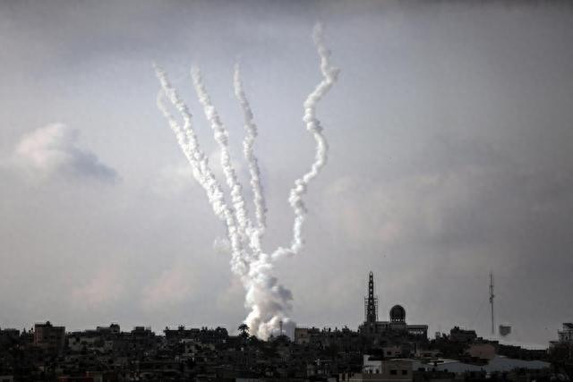 Trong khi đó, máy bay chiến đấu của Lực lượng Phòng vệ Israel (IDF) đã tấn công các trận địa tên lửa, kho vũ khí và căn cứ của Hamas. Theo IDF, hơn 200 quả tên lửa tự chế đã được bắn vào thành phố Ashkelon, nhưng chỉ một nửa trong số đó bị hệ thống Iron Dome đánh chặn. 