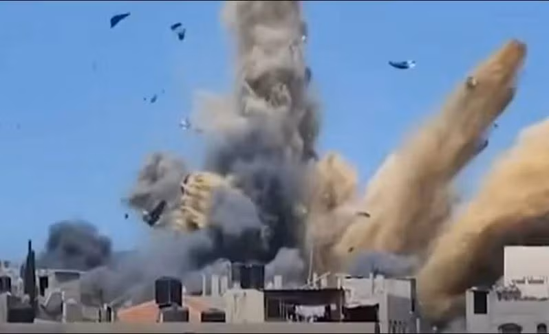 Ngày đầu tiên của cuộc chiến Hamas Palestine – Israel, đã cướp đi ít nhất 500 sinh mạng. Bộ Y tế Israel thông báo có gần 1.800 người bị thương trong bệnh viện. Hầu hết các nạn nhân đều ở thành phố Sderot, cách Dải Gaza chỉ 6 km về phía Tây. Lo sợ các cuộc tấn công tiếp theo, một lượng lớn dân thường đang chạy trốn khỏi biên giới Israel bất cứ khi nào có thể.