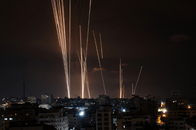 Sau khi chính phủ Israel thông qua điều khoản tuyên chiến thực sự, các tài liệu bắt đầu được đăng tải trên báo chí Israel, trong đó trình bày những nỗ lực nhằm tìm hiểu những sự kiện nào, có thể chờ đợi đất nước trong tương lai. Một nỗ lực như vậy được thực hiện bởi nhà phân tích Amos Garel của Haaretz. 