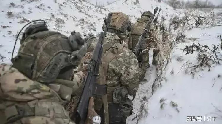 Gần đây, các đơn vị đặc biệt của Ukraine, ngày càng tham gia nhiều hơn trong các hoạt động chiến đấu ở tuyến đầu ở Kursk, thay vì hành động ở phía sau chiến tuyến của quân đội Nga, giống như những gì mà họ đã được huấn luyện. Bây giờ, họ là những người lính bộ binh, phải cầm súng xung phong vào các chiến hào của quân Nga và chịu nhiều tổn thất.