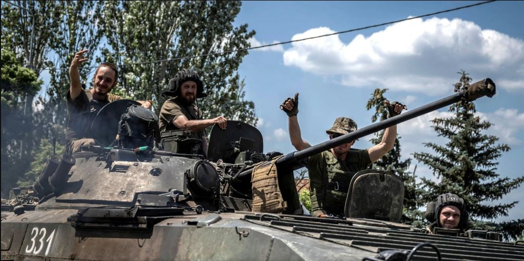 Tuy nhiên, quân đội Ukraine vẫn đang tiếp tục tăng viện đến Avdiivka, việc này ít nhất có thể làm chậm bước tiến về phía tây của quân đội Nga; nhưng họ đang khó khăn về đạn pháo, khi viện trợ đạn pháo của Mỹ suy giảm do cuộc xung đột Hamas-Israel.