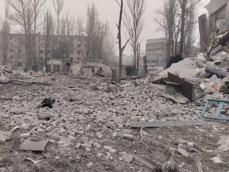 Để đối phó với hệ thống công sự kiên cố vững chắc của Ukraine tại Avdiivka, Quân đội Nga đã sử dụng bom lượn hạng nặng có điều khiển và bom chùm; việc này buộc quân Ukraine buộc phải phản công từ những vị trí không thuận lợi và khiến tình hình của họ trở nên khó khăn hơn. 