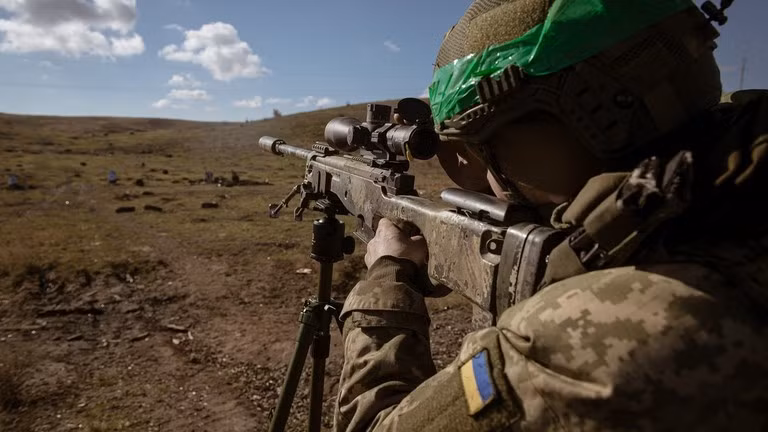 Bà Anna Skorokhod, thành viên Quốc hội Ukraine, thẳng thừng tuyên bố rằng, hơn 100.000 binh sĩ Quân đội Ukraine đã đào ngũ. Bà tiết lộ rằng, gốc rễ của những vấn đề này nằm ở việc quản lý kém. Nhiều sĩ quan đã đưa ra những quyết định chiến thuật sai lầm trên chiến trường, khiến tinh thần chiến đấu của các chiến sĩ bị suy giảm rất nhiều.