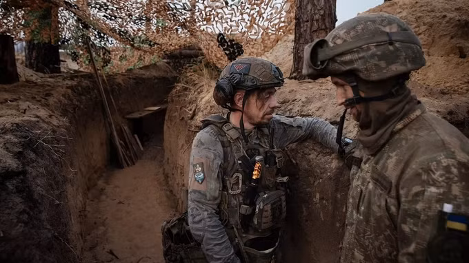 Phản ứng của binh sĩ Ukraine trước việc bị buộc phải huy động cũng được thảo luận. Nhiều binh sĩ vốn có kỹ năng chuyên môn không liên quan gì đến chiến đấu, họ thiếu huấn luyện quân sự, nhưng vẫn phải chiến đấu trong chiến hào. Tỷ lệ tử vong cực cao, khiến binh lính muốn rút lui; họ cảm thấy cuộc xung đột này chắc chắn sẽ thất bại và không còn chỗ để phục hồi.