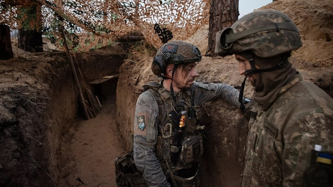 Phản ứng của binh sĩ Ukraine trước việc bị buộc phải huy động cũng được thảo luận. Nhiều binh sĩ vốn có kỹ năng chuyên môn không liên quan gì đến chiến đấu, họ thiếu huấn luyện quân sự, nhưng vẫn phải chiến đấu trong chiến hào. Tỷ lệ tử vong cực cao, khiến binh lính muốn rút lui; họ cảm thấy cuộc xung đột này chắc chắn sẽ thất bại và không còn chỗ để phục hồi.