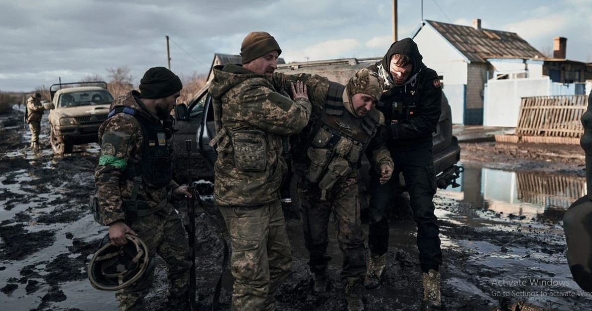 Điều quan trọng hơn là sự thiếu “ý chí chiến đấu” của bộ đội. Người dân Ukraine bình thường đã mất niềm tin vào việc hy sinh mạng sống của mình cho đất nước. Họ tin rằng, việc chiến đấu cho chế độ tham nhũng mới là vô ích, vì hy vọng chiến thắng trước người Nga gần như mong manh.