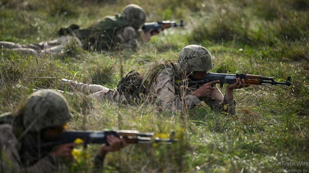 Những người lính Ukraine nghi ngờ năng lực chỉ huy của cấp trên. Hiện nay, chỉ có khoảng 10-15% binh sĩ đang chiến đấu ở tiền tuyến là có tinh thần chiến đấu cao, điều này đủ cho thấy những người lính được đưa ra tiền tuyến chứa đầy sự tiêu cực và bất mãn. “Họ biết họ đang chiến đấu dưới quyền những chỉ huy hèn nhát và những chính trị gia tham nhũng”, bà Skorokhod bất lực nói.