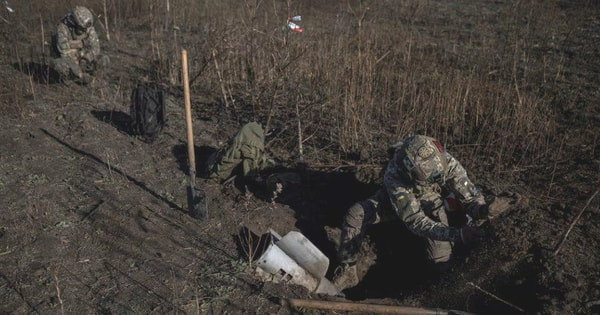 Trong nội bộ Quân đội Ukraine, vấn đề đào ngũ giống như một đám cháy rừng đang hoành hành, ngày càng dữ dội. Ngay cả các chính trị gia Ukraine cũng phải thừa nhận rằng, Quân đội Ukraine đang mắc kẹt trong một tình thế tiến thoái lưỡng nan kép về đạo đức và tâm lý. Cuộc khủng hoảng này khiến nhiều binh sĩ phải bỏ trận địa, chạy trốn khỏi tiền tuyến để sinh tồn.