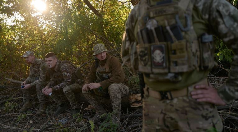 Đằng sau những vấn đề nghiêm trọng này là sự quản lý hỗn loạn, sự sụp đổ hoàn toàn về tinh thần chiến đấu của binh lính; những sai lầm lặp đi lặp lại trong chỉ huy và nỗi sợ hãi tột độ về cái chết... Tất cả những điều đó nói lên những khó khăn tột cùng của Quân đội Ukraine hiện nay.