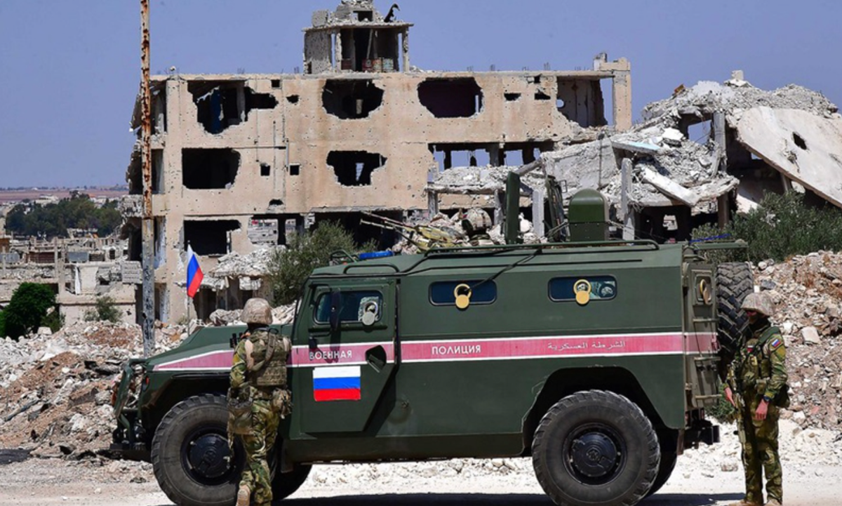 Không giống như Nga đã được chính phủ Syria (chính phủ hiện được quốc tế công nhận), cho phép triển khai các khí tài quân sự tới lãnh thổ Syria; còn Thổ Nhĩ Kỳ và Mỹ được cho là đang ở Syria bất hợp pháp, vì họ không được phép của Hội đồng Bảo an LHQ và Damascus.