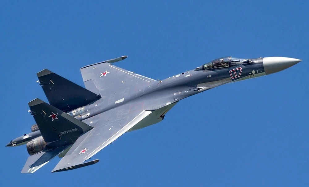 Mặc dù Su-35SM được trang bị hệ thống điện tử hàng không, cảm biến và vũ khí tiên tiến mạnh hơn Su-35S; tuy nhiên, Su-35S cũng là một chiến đấu cơ mạnh mẽ, linh hoạt và có khả năng thực hiện nhiều nhiệm vụ khác nhau, bao gồm cả nhiệm vụ hộ tống (thuật ngữ không quân gọi là bay “che đầu”). 