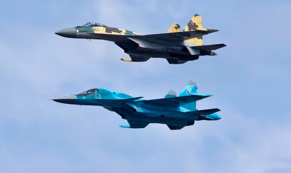 Kể từ khi xung đột Nga-Ukraine bùng nổ, các nhà phân tích quân sự phương Tây đã cho rằng, máy bay chiến đấu Su-35S có thể hộ tống tiêm kích bom Su-34. Mặc dù khả năng chiến đấu của cả loại chiến đấu cơ này về lý thuyết, có thể tiến hành các hoạt động tác chiến chung, nhưng vẫn chưa có xác nhận chính thức nào về chúng. Và bây giờ, sự xác nhận đó đã xuất hiện. 