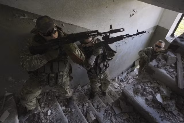 Hiện tại Quân đội Ukraine đã rất khó đối phó với cả các lực lượng vũ trang ly khai của hai nước cộng hòa tự xưng Donetsk và Lugansk; còn khi phải giao chiến với quân đội Nga, họ sẽ càng gặp khó khăn lớn hơn.