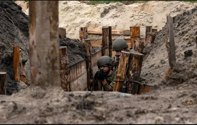 Tướng Andrey Gnatov, người đứng đầu Bộ Tổng tham mưu các Lực lượng Vũ trang Ukraine, thừa nhận tình hình khó khăn với Quân đội Ukraine trên toàn bộ chiến tuyến, khi ông trả lời phỏng vấn với tờ báo Glavkom của Ukraine. Tướng Gnatov mô tả tình hình ở Chasov Yar là “rất khó khăn”, cùng với cuộc khủng hoảng ở hướng Pokrovsk, Toretsk và phía bắc Kharkov.