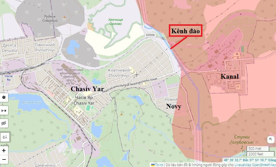 Có thông tin cho biết, ở phía bắc Chasov Yar, các đơn vị thuộc Sư đoàn dù số 98 của Nga đã vượt qua kênh đào và đã thiết lập được đầu cầu ở phía bên tây bờ kênh. Một số trang công khai đưa tin rằng, lính dù Nga trước đó đã thiết lập được chỗ đứng trong các tòa nhà dân cư cao tầng của tiểu khu Novy và bắt đầu tấn công vào tiểu khu Oktyabrsky lân cận. 