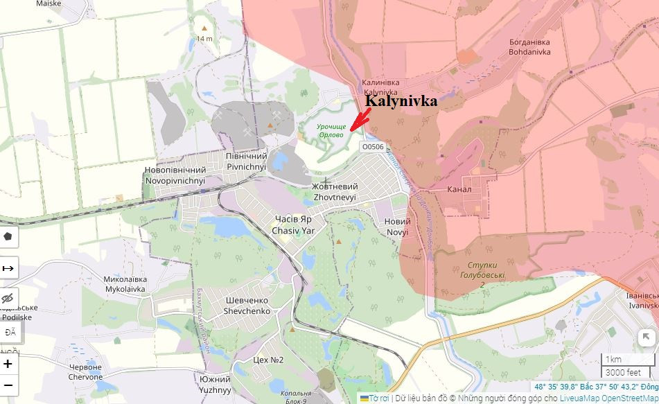 Đồng thời, quân Nga đang tổ chức tấn công sang khu vực bờ tây kênh đào ở phía bắc làng Kalinovka, nơi hoạt động của pháo binh Nga đã tăng đáng kể. Điều này có thể vừa là dấu hiệu cho thấy, lực lượng phòng ngự của Ukraine ở khu vực này đang yếu đi, đồng thời cho thấy đây có thể là hướng vượt kênh của quân Nga, khi khu vực này có đoạn kênh đi ngầm dưới lòng đất.