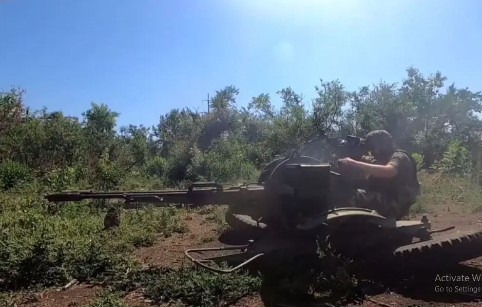 Còn theo kênh quân sự Readovka trên mạng xã hội Telegram cho biết, quân Nga đã mở rộng đầu cầu ở bờ tây kênh đào tại Chasov Yar, buộc Quân đội Ukraine phải rút sâu hơn vào khu dân cư. Một video có định vị địa lý được công bố vào ngày 4 tháng 8 cho thấy, quân Nga đã đánh bật quân Ukraine khỏi một số vị trí nhà cao tầng trong tiểu khu Oktyabrsky.