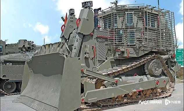 Xe ủi D9R dài 8 mét, cao 4 mét, rộng 4,5 mét và nặng 62 tấn, là một thiết bị quân sự khổng lồ, có khả năng xé toạc mọi chướng ngại vật trên đường đi của nó. Nếu giao tranh nổ ra, máy ủi bọc thép D9R sẽ được sử dụng để kích nổ mìn và các thiết bị nổ tự chế, đồng thời loại bỏ các chướng ngại vật cản đường. 