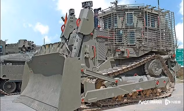 Xe ủi D9R dài 8 mét, cao 4 mét, rộng 4,5 mét và nặng 62 tấn, là một thiết bị quân sự khổng lồ, có khả năng xé toạc mọi chướng ngại vật trên đường đi của nó. Nếu giao tranh nổ ra, máy ủi bọc thép D9R sẽ được sử dụng để kích nổ mìn và các thiết bị nổ tự chế, đồng thời loại bỏ các chướng ngại vật cản đường. 