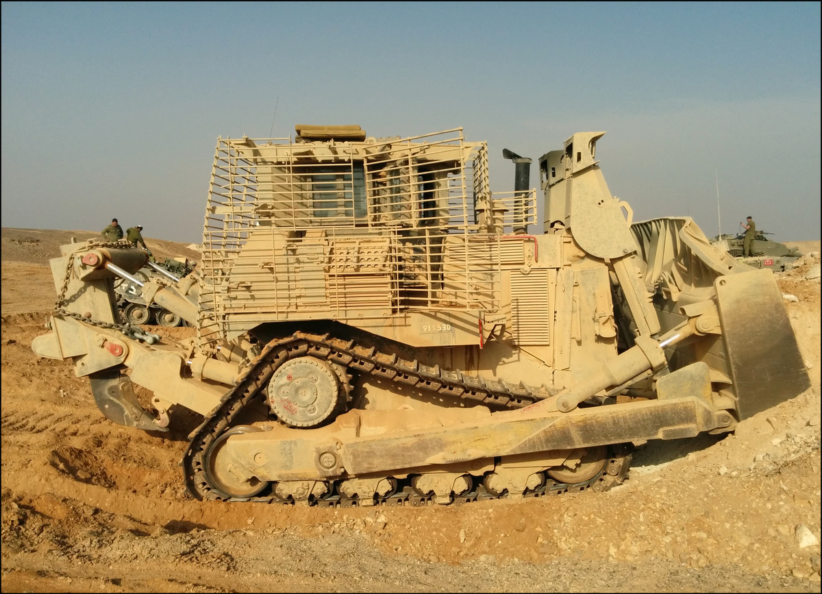 Về khả năng cơ động, máy ủi D9R được trang bị động cơ Cat 3408C, sản sinh công suất 405 mã lực và có lực kéo trên 70 tấn. Điều này không chỉ giúp máy ủi cày qua chướng ngại vật, mà còn có thể thực hiện nhiều vai trò hỗ trợ cơ sở hạ tầng khác nhau như đào hào, xây cầu hoặc các công trình phòng thủ. 