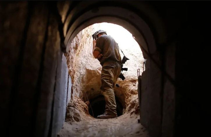 Theo đánh giá của các nhà phân tích, sẽ không dễ dàng để bộ binh của Israel đánh bại các lực lượng vũ trang người Palestine (chủ lực là Hamas) ở Dải Gaza. Dù dải đất Gaza có diện tích chỉ hơn 350 km2, nhưng qua nhiều năm, Hamas đã đào hàng nghìn đường hầm dưới lòng dải đất Gaza.