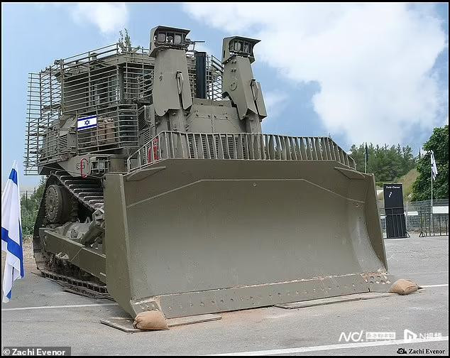 Xe ủi bọc thép D9R là thiết bị chuyên dụng cần thiết để thực hiện các hoạt động chiến đấu trên bộ tại các khu dân cư đông dân ở Dải Gaza, nhằm mở đường cho 300 xe tăng và 173.000 binh sĩ tập trung ở biên giới. 