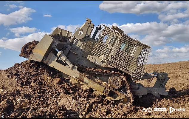 Buồng lái bọc thép của xe ủi D9R có thể chứa hai người lính, bao gồm một người lái xe và chỉ huy; đồng thời kính chống đạn trong buồng lái, có thể giúp họ bảo vệ họ khỏi hỏa lực của súng bắn tỉa và súng máy hạng nhẹ.