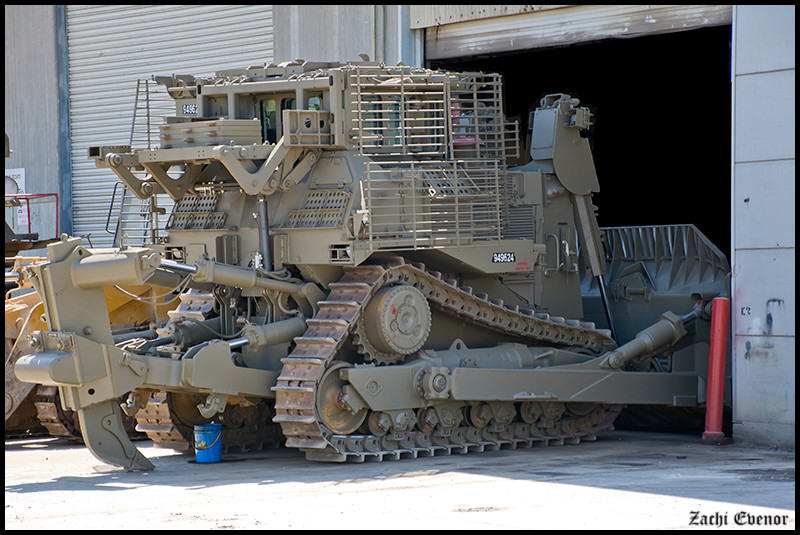 Vào năm 2015, xe ủi D9R đã được nâng cấp với "giáp đen", để có khả năng bảo vệ tốt hơn trước đạn của súng phóng lựu (RPG), được lực lượng vũ trang Hamas Palestine sử dụng rộng rãi trong các cuộc xung đột trước đây. 