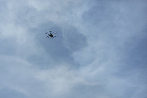 Bất cứ khi nào, RFAF điều bộ binh tiến hành tấn công vào tòa nhà nơi quân Ukraine đang ẩn náu, AFU sẽ sử dụng UAV để theo dõi và hướng dẫn quân của họ ẩn náu trong các tầng hầm, gara để tìm ra các điểm yếu của quân Nga để phản công; đồng thời UAV FPV thả đạn cối, đạn lựu vào lực lượng quân Nga tấn công. 