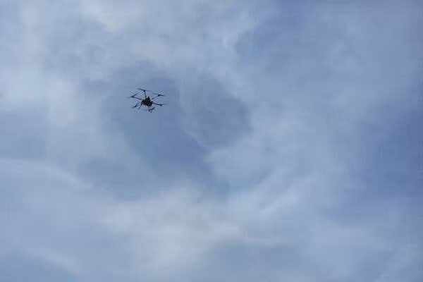 Bất cứ khi nào, RFAF điều bộ binh tiến hành tấn công vào tòa nhà nơi quân Ukraine đang ẩn náu, AFU sẽ sử dụng UAV để theo dõi và hướng dẫn quân của họ ẩn náu trong các tầng hầm, gara để tìm ra các điểm yếu của quân Nga để phản công; đồng thời UAV FPV thả đạn cối, đạn lựu vào lực lượng quân Nga tấn công. 