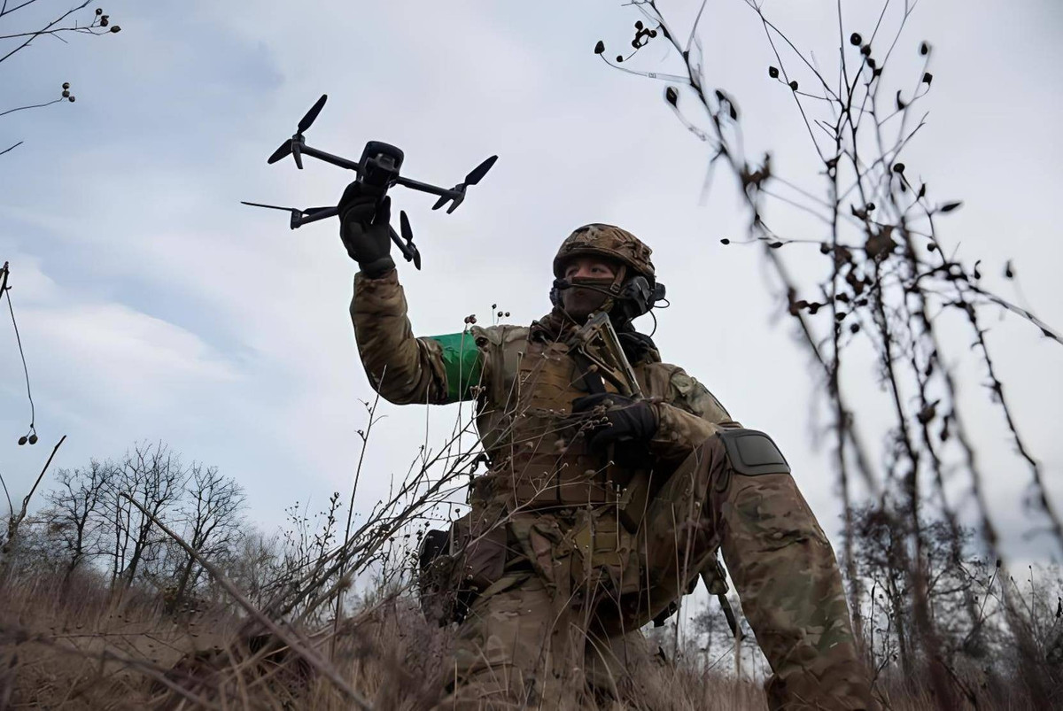 Sở dĩ quân phòng thủ Ukraine có thể giữ vững tuyến phòng thủ Chasov Yar trong thời gian dài như vậy, không chỉ nhờ tận dụng tối đa lợi thế về môi trường địa lý, mà còn nhờ thành tích vượt trội của lực lượng điều khiển UAV FPV. 