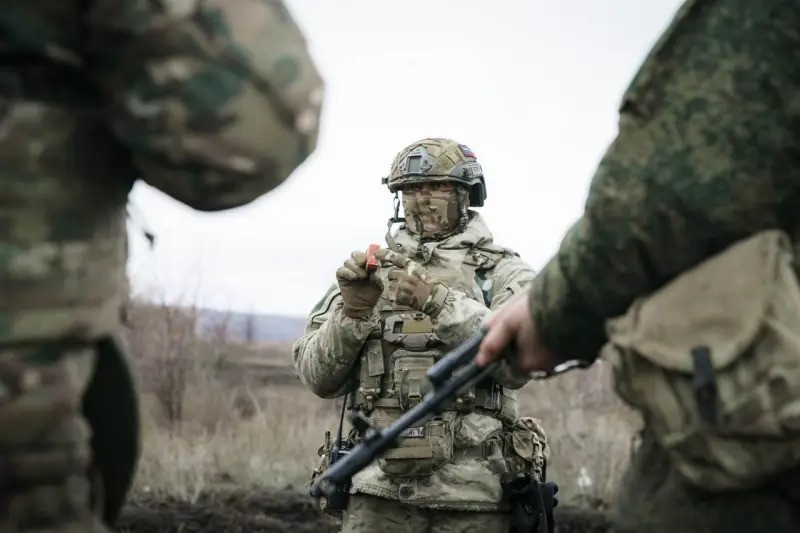 Những đơn vị chủ lực RFAF rất giỏi chiến đấu trên đường phố, sự xuất hiện của họ chắc chắn sẽ đẩy nhanh sự sụp đổ của tuyến phòng thủ Chasov Yar. Các chuyên gia quân sự độc lập chỉ ra rằng, trận chiến quyết định ở Chasov Yar đã đến. RFAF đang tận dụng lợi thế hỏa lực của mình để tấn công vào trận địa phòng ngự của quân Ukraine. 