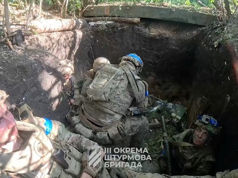 Trong điều kiện hỏa lực của AFU kém đối phương, nên họ phải xây dựng tuyến phòng thủ vững chắc, bằng cách tận dụng địa hình, địa vật, khi đào các công sự ngầm trong các tòa nhà dân cư và nối các đường hào với các tầng hầm của tòa nhà. Bằng cách này, ngay cả khi Nga ném bom trên mặt đất, quân Ukraine vẫn có thể cơ động thông qua các đường hầm, để ngăn chặn quân Nga. 