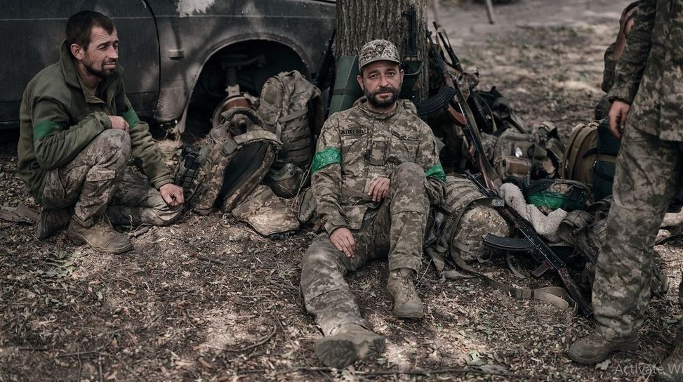 Các tình nguyện viên Ukraine viết rằng, tại Lữ đoàn biệt động số 95 ở Kursk, tình hình đang tồi tệ hơn bao giờ hết. Đơn vị này không có một thiết bị tác chiến điện tử nào, do vậy binh lính của Lữ đoàn hoàn toàn không có khả năng tự vệ trước UAV của Nga.