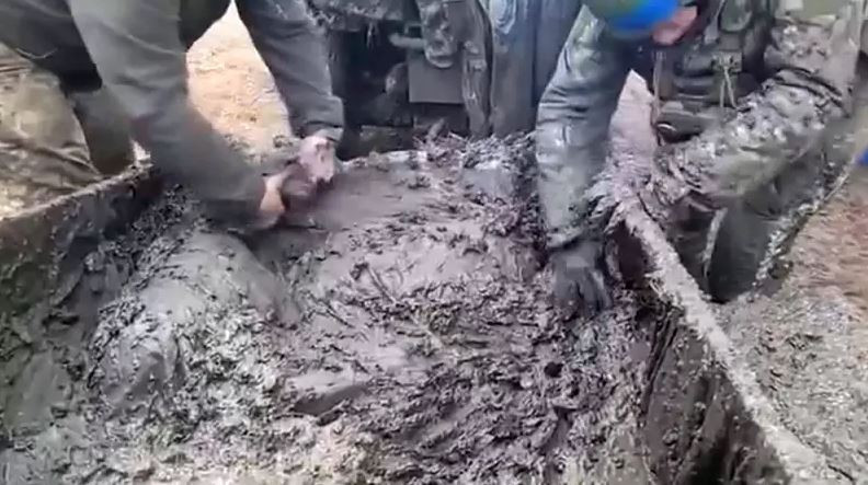 Quân của Lữ đoàn bộ binh cơ giới 47 đã đăng tải đoạn video cho thấy họ đang cố gắng tìm kiếm ít nhất thứ gì đó phù hợp trong một đống bùn. Không biết vũ khí của phương Tây sẽ hoạt động như thế nào sau khi “tắm bùn” như vậy, chưa nói là thực phẩm và thuốc men.