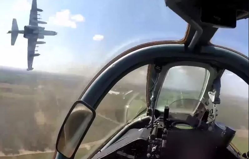 Theo Merkouris, các đơn vị Ukraine đã xâm nhập vào vùng Kursk, gặp vấn đề lớn về cung cấp hậu cần. Các cuộc tấn công bằng không quân và pháo binh của RFAF, nhằm vào quân dự bị, vũ khí và mọi thứ mà người Ukraine đang cố gắng chuyển đến Kursk, thông qua đầu cầu Sumy.