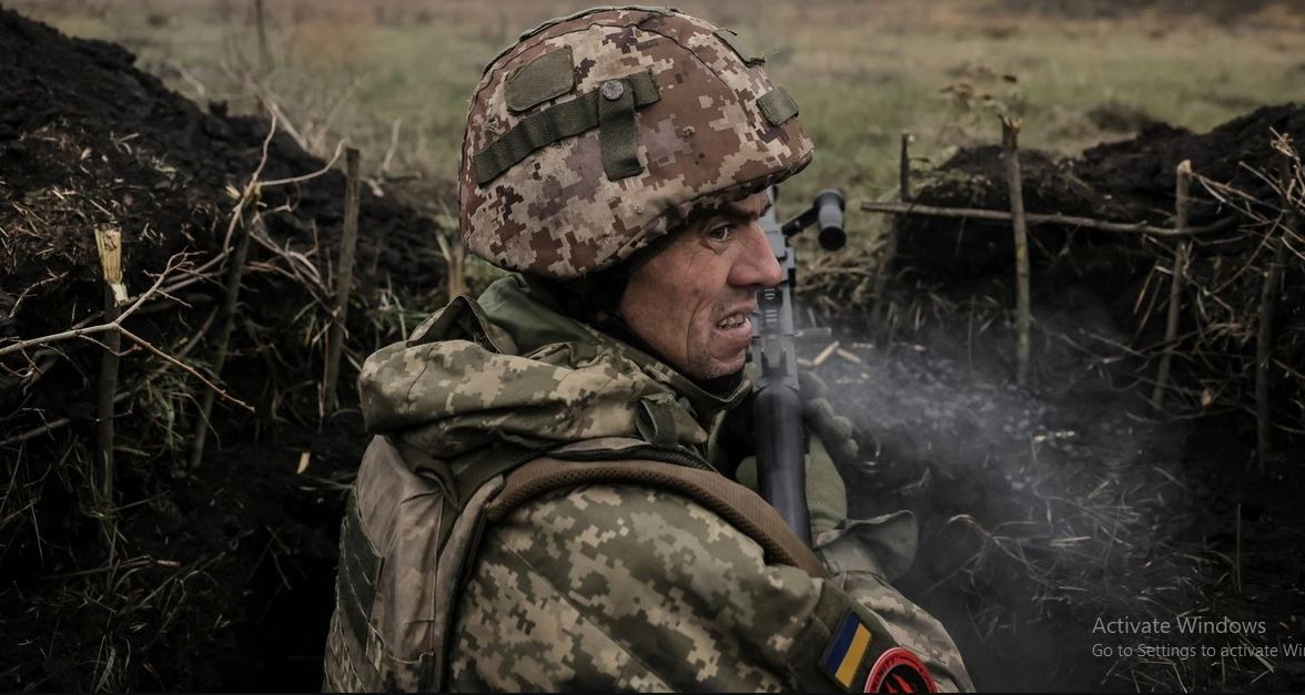 Những tân binh của AFU sẽ được sử dụng trong các cuộc tấn công theo chiến thuật “biển người”, hoặc để bịt các lỗ hổng trong hàng phòng thủ; do vậy tỷ lệ hy sinh và đào ngũ rất lớn. Trung bình, lực lượng AFU ở vùng Kursk bị loại ra khỏi vòng chiến đấu từ 250-300 người một ngày. (Nguồn ảnh: Topwar, Ukrinform, Kyiv Post).