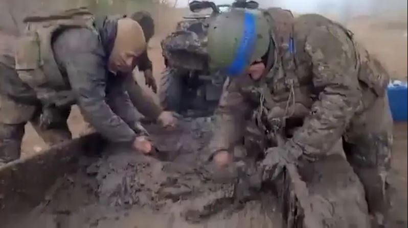 Mặc dù hỏa lực của RFAF bắn phá dữ dội, tuy nhiên các đơn vị của Lữ đoàn bộ binh cơ giới số 47 của AFU ở vùng Kursk vẫn nhận được tiếp tế. Nhưng do thời tiết xấu, đường sá lầy lội và giao thông khó khăn, đồ tiếp tế phải được vận chuyển bằng xe kéo, gắn với một chiếc xe địa hình. Kết quả là bánh xe ngập sâu trong bùn.