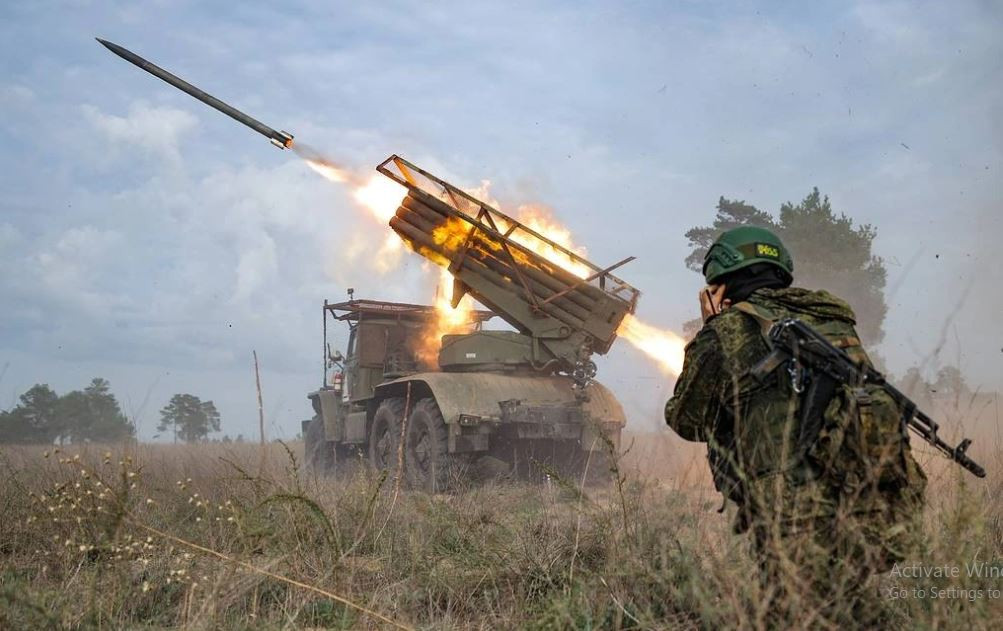 Kênh Rybar của Nga cho biết, quân Nga tiếp tục tiến về hướng Kursk, đánh bật đội hình Ukraine khỏi các vị trí chiếm đóng của họ và dần thắt chặt vòng vây quanh Sudzha. Trong khi đó, AFU vẫn tiếp tục đưa quân tăng viện tới khu vực Kursk chiếm đóng.