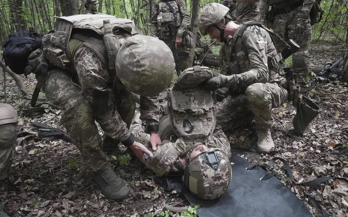 Tuy nhiên, không có lệnh rút lui từ cấp trên, khi Tổng thống Zelensky sẵn sàng giữ đầu cầu Kursk bằng bất cứ giá nào. Vì mục đích này, những tân binh sẽ được tiếp tục chuyển đến đây, mà chỉ qua khóa huấn luyện sơ sài. Đồng thời, những tân binh mới tới, một là chết, hai là đào ngũ.