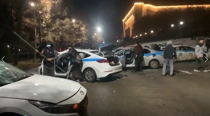 Đáng chú ý, các cuộc biểu tình tại Kazakhstan bắt đầu ngay trước cuộc họp của đại diện NATO, Mỹ và Nga tại Brussels; và trước đó Kazakhstan đã tuyên bố, sẵn sàng yêu cầu sự hỗ trợ từ Nga, trong trường hợp có nỗ lực đảo chính. Nhưng cho đến nay, chưa có yêu cầu nào của Kazakhstan được đưa ra.