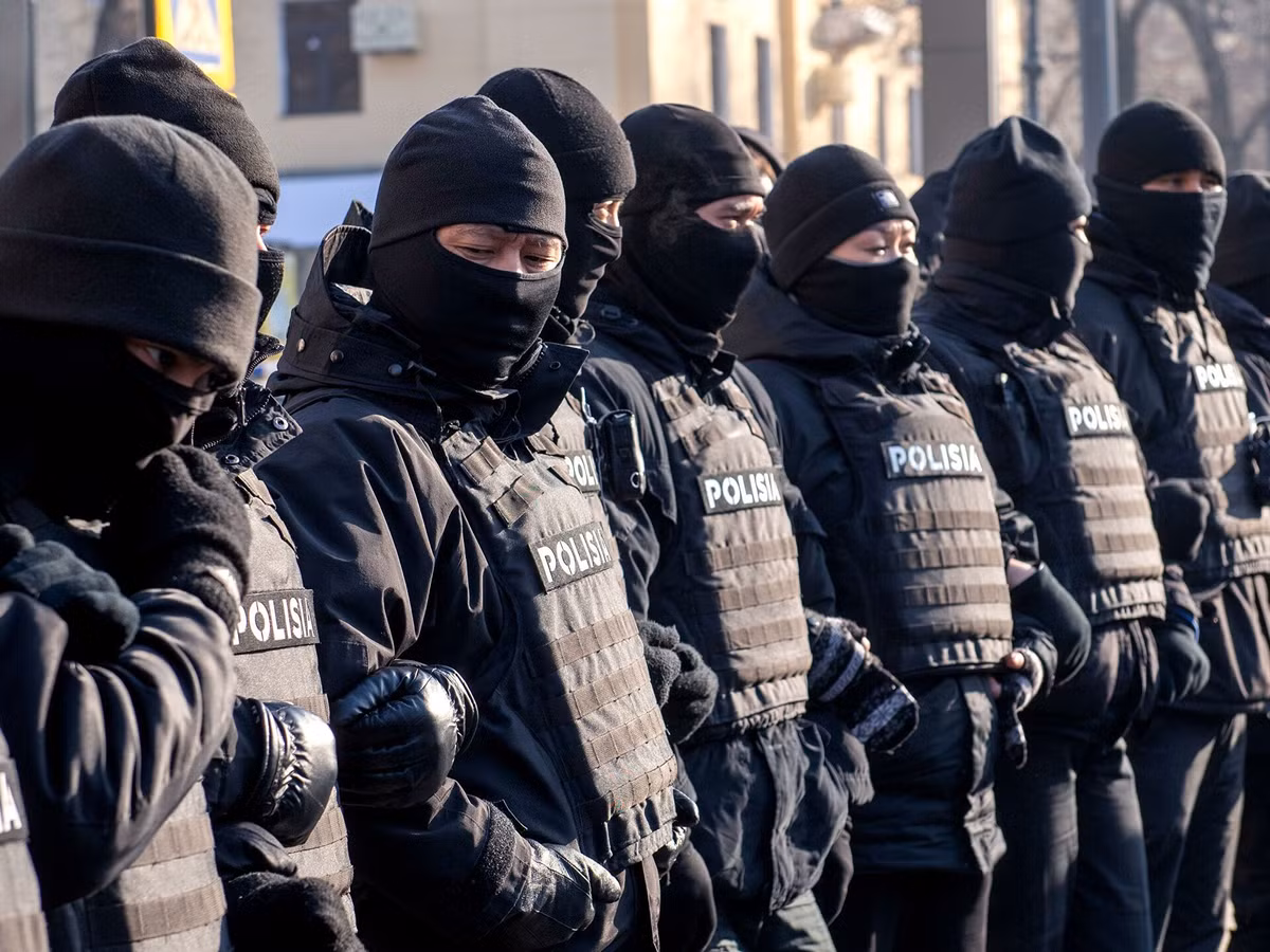 Theo thông tin mới nhất cách đây ít giờ, những người biểu tình đã chiếm một số xe quân sự và vũ khí, và mặc dù họ chưa đạt đến mức độ sử dụng những thiết bị quân sự này, nhưng các cuộc đụng độ mới với lực lượng an ninh và quân đội đã bắt đầu xảy ra.