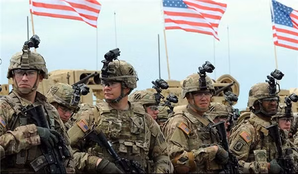 Không lâu sau Chiến tranh Vùng Vịnh lần 1 kết thúc thì Liên Xô tan rã, Quân đội Mỹ lúc bấy giờ cho rằng mình là “bất khả chiến bại” trên thế giới, nên quy mô quân đội bị giảm đi rất nhiều; phương hướng phát triển cũng nảy sinh nhiều tranh cãi.