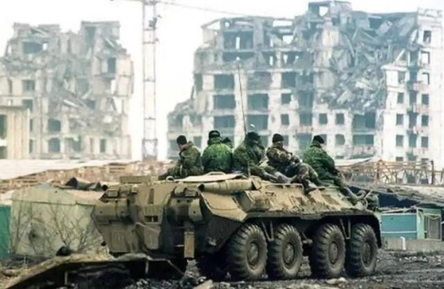 Khi Liên Xô tan rã vào năm 1991, Quân đội Nga đã thừa hưởng hầu hết các di sản quân sự của Liên Xô. Cuộc chiến Chechnya trong những năm 1990 là một cuộc “thay máu” cho Quân đội Nga, nhưng nó không giải quyết được vấn đề của Quân đội Nga.